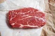 Zu mager darf das Fleisch nicht sein – am besten nimmt man durchzogene Stücke. (Bild: Getty)