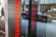 Die Raiffeisen-Bank macht derzeit ungewollt Schlagzeilen. (Bild: GAETAN BALLY (KEYSTONE))