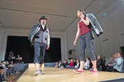 Auch ein Mix aus Alltagskleidern und Trachtenelementen wurde auf dem Laufsteg gezeigt.Bild: André A. Niederberger (Stans, 18. November 2016)