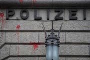 Farbschmierereien am Polizeigebäude nach dem traditionellen 1. Mai-Umzug in Zürich. (Bild: KEYSTONE/Ennio Leanza)