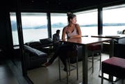 Die Skylounge zuoberst im Uptown-Gebäude in Zug ist auch für Personen offen, die ohne Konsumatione einfach in die Ferne schauen wollen. (Bild: Werner Schelbert / Neue ZZ)