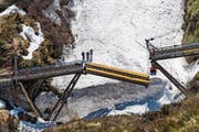 er Mittelteil der Steffenbachbrücke, kurz bevor er komplett nach oben aufgezogen ist. (Bild: Roger Grütter (Realp, 16. Mai 2017))