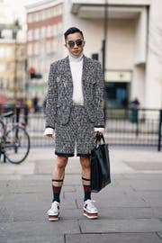 Männerbeine sind zum Zeigen da. Aber nur mit Sockenhaltern und Plateau-Sneakers. (Bild: Edward Berthelot (Getty Images Europe))