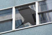 Ein zerbrochenes Fenster (Symbolbild). (Bild: EPA/ROSS SETFORD NEW ZEALAND OUT)