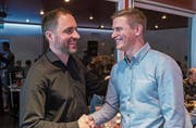 Der zurückgetretene Präsident Sandro Blättler (links) gratuliert seinem Nachfolger Tobias Birrer. (Bild: PD)