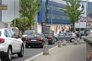 Haarscharf: Die Rechtsvortrittsregelung in der Tempo-30-Zone, wie hier an der Kreuzung der Dorfstrasse mit der Altgasse, führt zu gefährlichen Situationen. (Bild Maria Schmid)