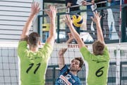 Der Buochser Aussenangreifer Simon Gwerder versucht den Block von Schönenwerd zu überwinden. (Bild: Pius Amrein (Beckenried, 21. Oktober 2017))