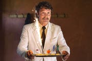 Immer für eine Überraschung gut: Mads Mikkelsen in seinem neusten Film «Men & Chicken». (Bild: PD)