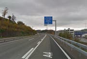 In diesem Bereich wurde der unschuldige Lenker seitlich von einem unbekannten Auto gerammt. (Bild: Google Street View)