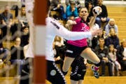 Spono Eagles Neli Irman (rechts) gegen Torhüterin Sladana Dokovic. (Bild: Philipp Schmidli (Nottwil, 17. März 2018))