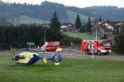 Ein Rettungs-Heli flog die Frau in eine Spezialklinik. Im Hintergrund die Autobergung. (Bild: Geri Holdener, Bote der Urschweiz)