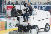 Christoph Schillig hat sichtlich Freude an der Fahrt auf der Eisreinigungsmaschine. (Bild: Roland Jauch (Ambri, 4. November 2017))