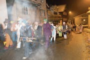 Lautstark ziehen die Fasnächtler bei der Tagwache am Schmutzigen Donnerstag durchs neblige Göschenen. (Bild: Christoph Hirtler (8. Februar 2018))