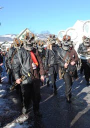 Die Sunneguugger Ennetbürgen zeigen ihre Furcht einflössenden Grinde. (Bild: Rosmarie Berlinger (Dallenwil, 13. Februar 2018))