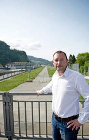 Gemeinderat René Küchler vor dem Autobahndach, dem möglichen Platz für eine Solaranlage. (Bild Corinne Glanzmann)