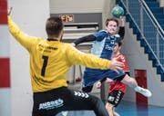 Findet der Dagmerseller Lukas Renggli die Lücke gegen den Lysser Torhüter Michael Baumgartner? (Bild: Boris Bürgisser (Dagmersellen, 24. März 2017))