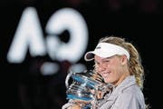 Caroline Wozniacki mit ihrem ersten Grand-Slam-Pokal. (Bild: Mark Cristino/EPA (Melbourne, 27. Januar))