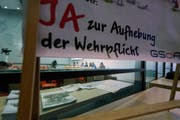 Sorgt am Samstag bei den Parteien für besonders viel Gesprächsstoff: Die Initiative zur Aufhebung der Wehrpflicht. (Bild: Keystone)