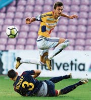 Torschütze Shkelqim Demhasaj überspringt Servette-Verteidiger Nathan. (Bild: Martial Trezzini/Keystone (Genf, 16. September 2017))