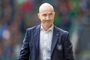 Carlos Bernegger akzeptiert die mit dem FC Luzern ausgehandelten Lohnkürzungen. (Bild: Keystone/Gian Ehrenzeller)