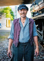 Wisu Kempf ist für seinen harten Einsatz mit der Dampflokomotive über den Gotthard bereit. (Bild SRF)