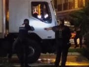 Ende der Todesfahrt: Polizisten nähern sich dem Camion an, nachdem der Truck zum Stillstand gebracht worden war. Augenzeugen berichten von schrecklichen Bildern. (Bild: KEYSTONE/AP/NADER EL SHAFEI)