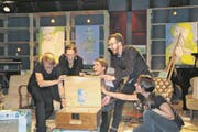 Die Autoren David Bucher, Eveline Marberger, Christoph Schwörer und Marc Menz sowie die Illustratorin Diana Schreiber (von links) taufen im Chäslager ihr neues Buch «Warum haben Bananen immer die Nummer 1?». (Bild: Carina Odermatt (Stans, 29. September 2017))