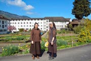 Schwester Sabine Lustenberger (links) und Schwester Agnes freuen sich, dass mit dem Gewinn auch eine Reise für alle Schwestern in Aussicht steht. (Bild Romano Cuonz)