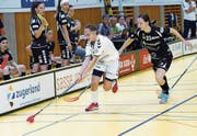 Die Zugerin Olivia Herzog (am Ball) und ihre Teamkolleginnen kämpfen glücklos. (Bild: Werner Schelbert (Zug, 24. September 2017))