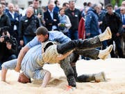 In gut 100 Tagen beginnt in Estavayer-le-Lac das Eidgenössische Schwing- und Älplerfest. Zwei Nachwuchsschwinger zeigten Journalisten am Donnerstag anlässlich einer Medienkonferenz die gängigsten Schwünge. (Bild: KEYSTONE/MANUEL LOPEZ)