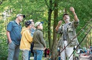 Beat Koller vom Verein erklärt den Besuchern, wie beim Fischen vorzugehen ist. (Bild: Maria Schmid (Boswil, 26. August 2017))
