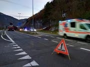 Rettungsdienst und Polizei unterwegs zum Unfallort. (Bild: Geri Holdener)