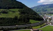 Zum Unfall kam es auf der A4 vor Seewen. (Bild: helinews.ch)