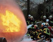Die angehenden Feuerwehrleute konnten am Einführungstag einen Brand bekämpfen. (Bild: Paul Gwerder (Erstfeld, 4. November 2017))