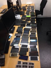 Die Polizei fand diese gestohlenen Handy im Schliessfach des Rumänen. (Bild: Stadtpolizei Zürich)