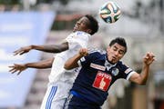 Auch er musste in Lausanne unten durch: FCL-Stürmer Dario Lezcano (rechts) im Kopfballduell mit dem Lausanne-Kameruner Patrick Ekeng. (Bild: Keystone/Laurent Gillieron)