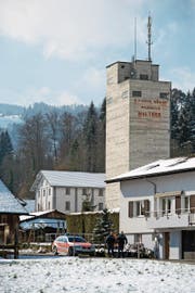 In dem weissen Haus hinter dem Silo hatte sich die Frau verschanzt. (Bild: Pius Amrein (Malters, 9. März 2016))