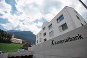 Das erst 2014 eröffnete Wohn- und Geschäftshaus der UKB in Schattdorf und die neue Tiefgarage müssen wegen eines Planungspfuschs bereits wieder saniert werden. (Bild: Urs Hanhart (Schattdorf, 12. Juni 2017))