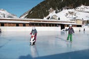 Ein Bild aus vergangenen Tagen: Diesen Winter gab es in Andermatt aber kein Eisfeld. (Bild: Andermatt-Urserntal Tourismus GmbH (Andermatt))