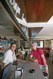 Luzia und Rolf von Holzen feiern das 30-Jahr-Jubiläum mit ihrer Jlge-Bar. (Bild: Corinne Glanzmann (Stans, 21. Juni 2017))