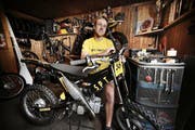 Pirmin Odermatt in seiner Werkstatt, wo sich alles um Zweitakter dreht. (Bild: Corinne Glanzmann / Neue NZ)