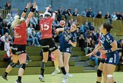 Zugs Yael Gwerder (Nr. 20) gegen Martina Strmsek und Katharina Winger. (Bild: Maria Schmid (11. November 2017))