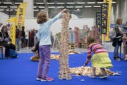 Kinder bauen einen hölzernen Turm. (Bild: Lukas Lehmann / Keystone (Bern, 12. Oktober 2017))