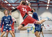 Der Stanser Roger Scherer (am Ball) zog wie das ganze Team gegen Biel einen schwachen Tag ein. (Bild: Philipp Schmidli (Stans, 24. September 2017))