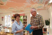 Hans von Rotz und Pia Ryser, Mitarbeiterin der Kantonsbibliothek Obwalden, begutachten eine seiner Buchbindearbeiten in der Ausstellung im Lesesaal. (Bild: Marion Wannemacher (Sarnen, 11. Januar 2018))