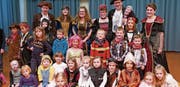 Die Zunftmeisterfamilie inmitten von begeisterten Jungfasnächtlern. (Bild: NC (Seelisberg, 4. Februar 2018))