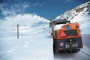Eine Schneefräse arbeitet sich neben dem See auf dem Gotthardpass durch die Schneemassen. (Bilder: Urs Hanhart (Gotthardpass, 10. Mai 2017))