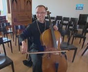 Abt Urban Federer am Cello. (Bild: Screenshot TeleZüri)