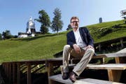 Auf der Bühne neben dem Morgartendenkmal werden ab dem 7. August fast 90 Laiendarsteller für Action sorgen. Beat Villiger, der im Organisationskomitee für das Festspiel zuständig ist, freut sich auf die Premiere. (Bild Werner Schelbert)