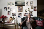 Wolfhart Luther in seiner Wohnung in Hergiswil. Seine Anna-Maria lächelt ihm tagtäglich auf den vielen Fotos entgegen. (Bild: Corinne Glanzmann / Neue LZ)